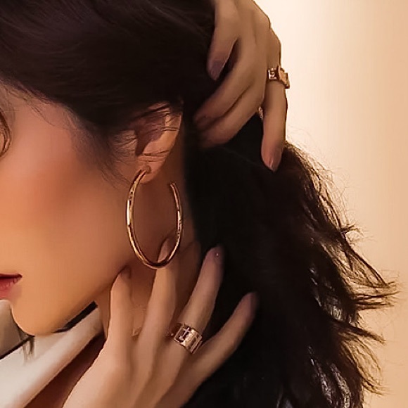 ⚜️[𝟯/$𝟭𝟴]⚜️Big Rose Gold Hoop Earrings NEW - Picture 5 of 6